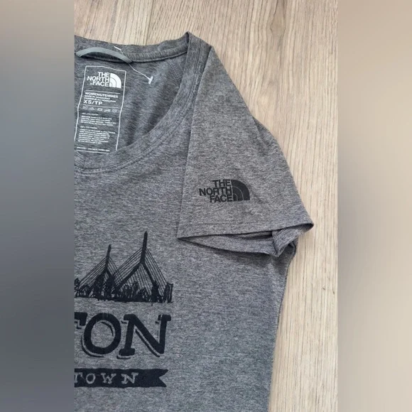 The North Face short sleeve places (BOSTON) Tee woman’s 🏢 - Picture 5 of 7